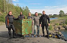 Затопленный хулиганами на Ключевском карьере контейнер достали из воды