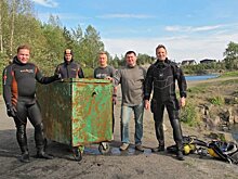Затопленный хулиганами на Ключевском карьере контейнер достали из воды