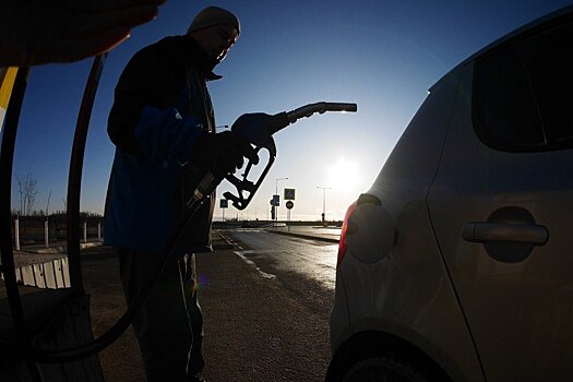 Автотопливо дешевеет на АЗС