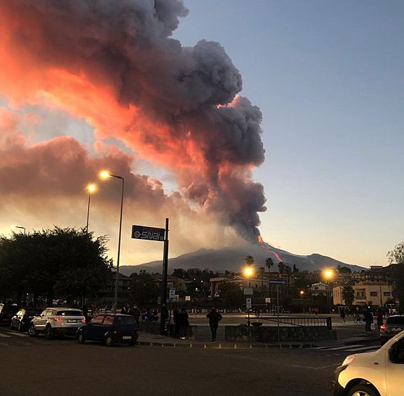 Однако, несмотря на опасность, жители Сицилии продолжают заселять склоны вулкана. 