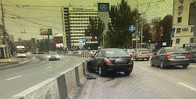 В Ростове автомобиль врезался в бетонное разделительное ограждение
