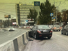 В Ростове автомобиль врезался в бетонное разделительное ограждение