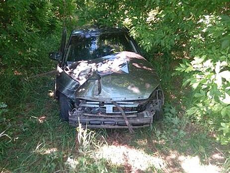 Под Сызранью пострадали водитель и две пассажирки врезавшейся в дерево легковушки