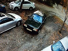 Мужчины, ограбившие посетителя банка на ВИЗе, сбегали от полиции через дворы и попали на видео