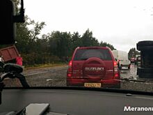 Выборгское шоссе завалило щебнем после серьёзной аварии с большегрузами