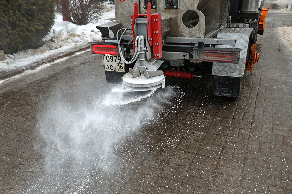 В РФ могут запретить использование агрессивных веществ для борьбы с гололедом