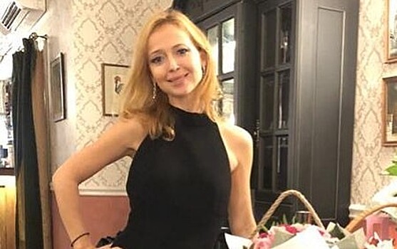 43-летняя Елена Захарова восхитила поклонников фотографией в нежном полупрозрачном платье