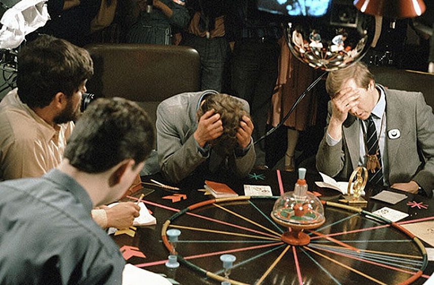 Формат телевизионного элитарного клуба знатоков был разработан для отечественного телевидения режиссером Владимиром Ворошиловым и редактором Натальей Стеценко.