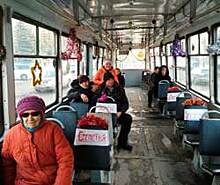 Трамвай в Челябинске нарядили игрушками и мишурой, а на полу поставили елочку