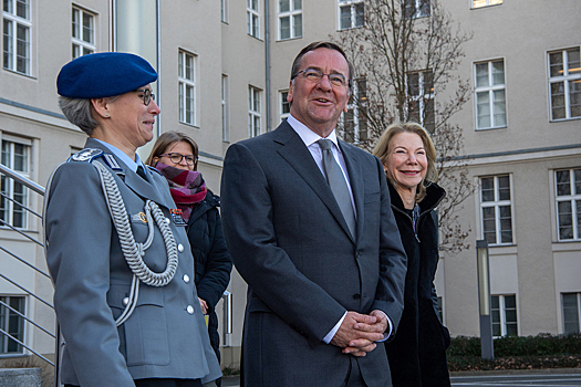 Немецкий Борис грозит Кремлю кулаком: министр обороны ФРГ снова предрек войну с Россией