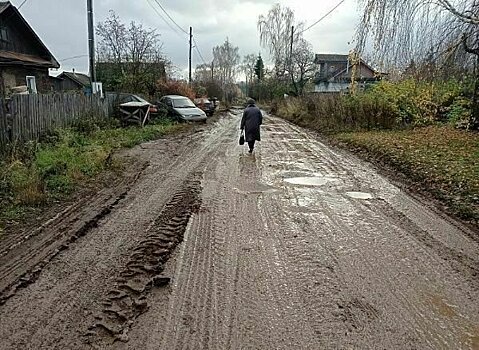 Недавно отремонтированный проезд через слободу Курочкины разбили самосвалы
