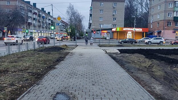 У памятника блокадникам в Пензе переложили просевшую плитку