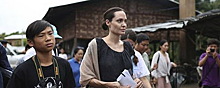 Анджелину Джоли заметили на прогулке с сыном