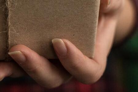 «Вы прикалываетесь?»: житель Приморья получил посылку из Москвы и обомлел