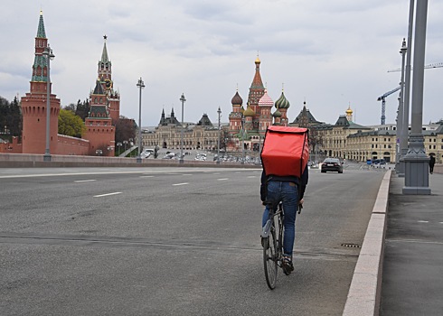 Курьерам-мусульманам запретили доставлять алкоголь и свинину. Что ещё в списке