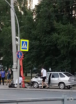 Автомобиль врезался в светофор в Кемерове