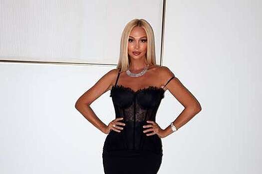 Модель Виктория Лопырева появилась на премии в сияющем платье