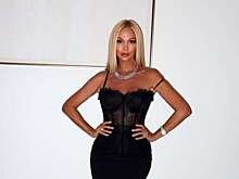 Модель Виктория Лопырева появилась на премии в сияющем платье