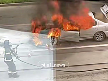 В Екатеринбурге на видео сняли полыхающую на дороге машину