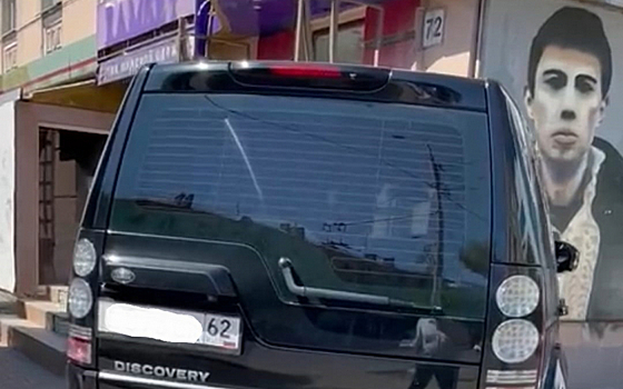 В Рязани полицейские заметили припаркованный на тротуаре Land Rover
