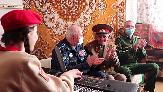 Военные инженеры российской базы в Таджикистане поздравили с профессиональным праздником ветерана