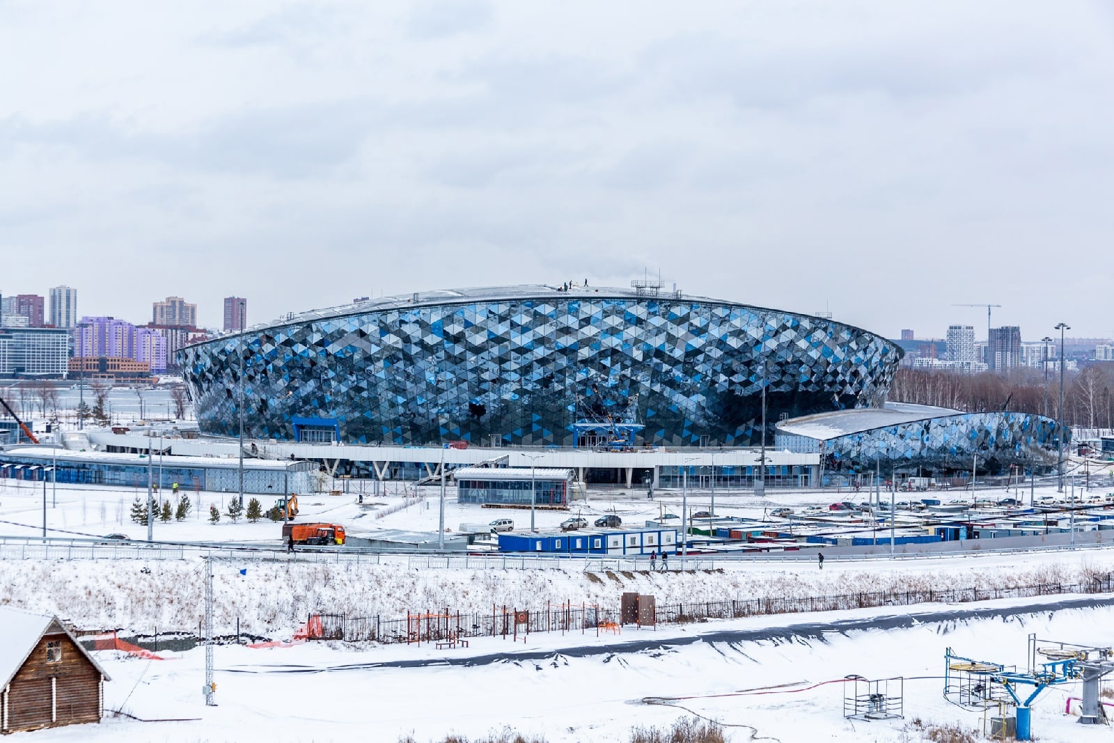 В Новосибирске в новом ЛДС приступили к созданию ледового поля на основной арене