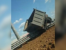 Повисший на отбойнике Новорижского шоссе самосвал сняли на видео
