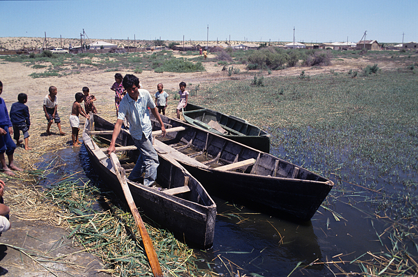 Жители каракалпакского села на берегу высыхающего Аральского моря, 1994 год