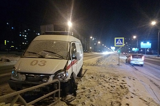 Курганцы не пропустили: скорая помощь врезалась в дорожное ограждение