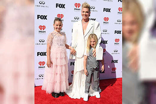 Певица Pink вместе с детьми появилась на красной дорожке премии iHeartRadio