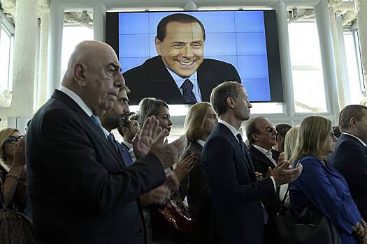 Наследники Берлускони решили выселить из его квартир бывших участниц оргий
