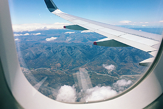 Стюардесса указала на скрытые от пассажиров вещи