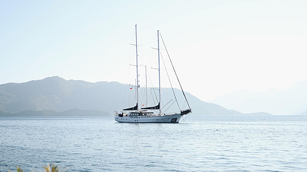 Паром с 280 людьми загорелся у берегов Индонезии: видео