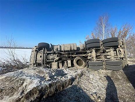 На свалке под Самарой опрокинулся грузовик