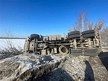 На свалке под Самарой опрокинулся грузовик