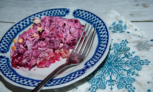 Диетолог назвала способ снизить калорийность «селедки под шубой»