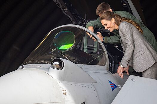 Кейт Миддлтон «полетала» на авиасимуляторе