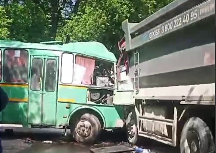 Последствия смертельного ДТП с вахтовым автобусом попали на камеру в Краснодарском крае