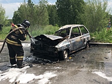 Бесхозная легковушка сгорела дотла в Новосибирске. Видео