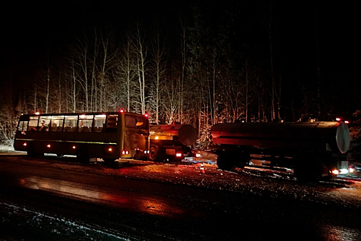 Под Кировом грузовик столкнулся с автобусом с пассажирами