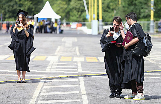 ВШЭ: зарплаты выпускниц и выпускников отличаются на 22% через полтора года после окончания вуза
