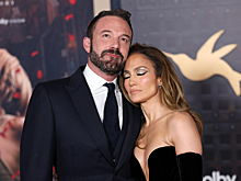 Бен Аффлек и Дженнифер Лопес взялись за руки на публику: видео