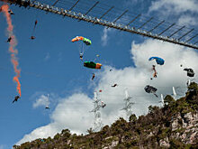 Видео: Российские бейсджамперы спрыгнули с небоскреба в центре Пусана