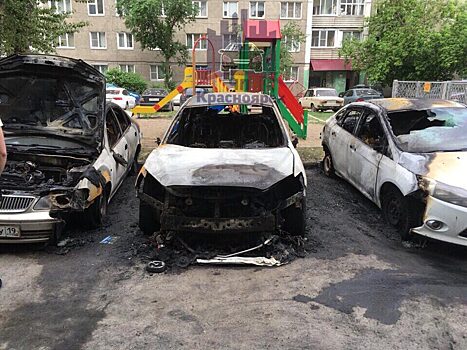 Во дворе жилого дома в Красноярске сгорели три автомобиля