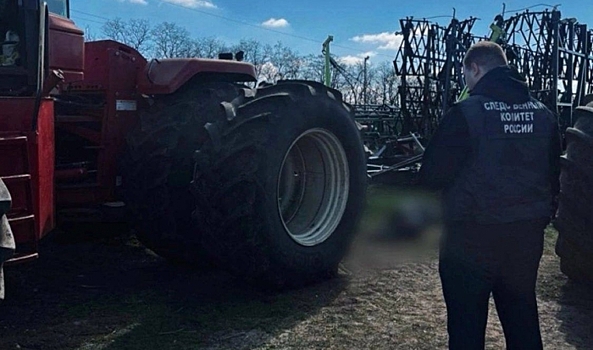 В Волгоградской области мужчину на ферме задавил трактор