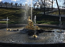 В Петергофе запустили фонтаны