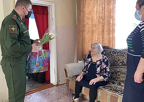 Военные связисты поздравили ветеранов труда с наступающим Международным женским днём в Новосибирске