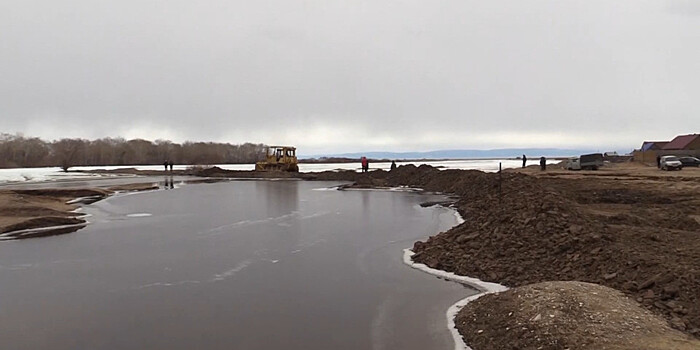 Сражение с паводком: в Иркутской области спасатели строят дамбу