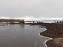 Сражение с паводком: в Иркутской области спасатели строят дамбу