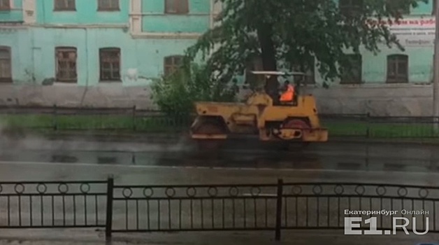 Дорожное видео недели: гонщик-неудачник из Нижнего Тагила и укладка асфальта в дождь в Екатеринбурге